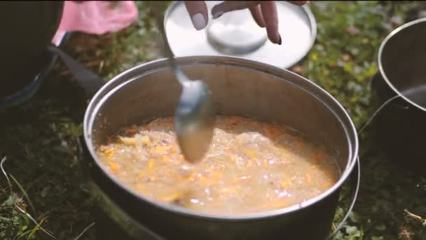 Kulish se cocina ser una hembra en un fuego en las montañas de Georgia en slo-mo — Vídeos de Stock