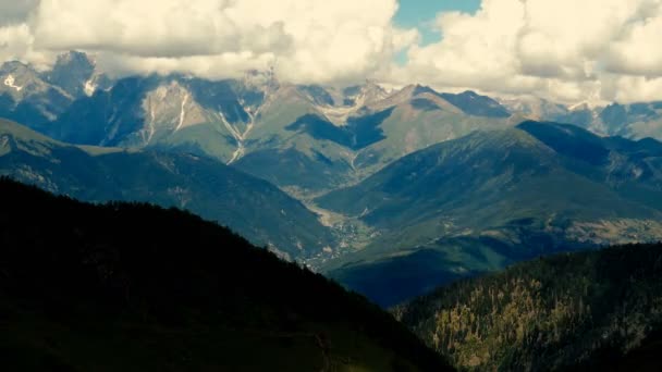 Slo-mo'daki Georgia Dağları'nın beyaz aralıklarının pitoresk panoraması — Stok video