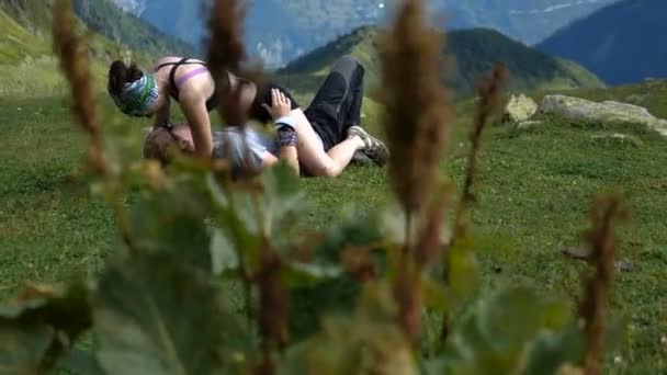 Mujer joven jugueteando con su novio en las montañas de Georgia en slo-mo — Vídeo de stock