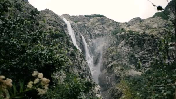 Hoher Wasserfall eines in den georgischen Bergen rauschenden Gebirgsflusses im Sommer in slo-mo — Stockvideo