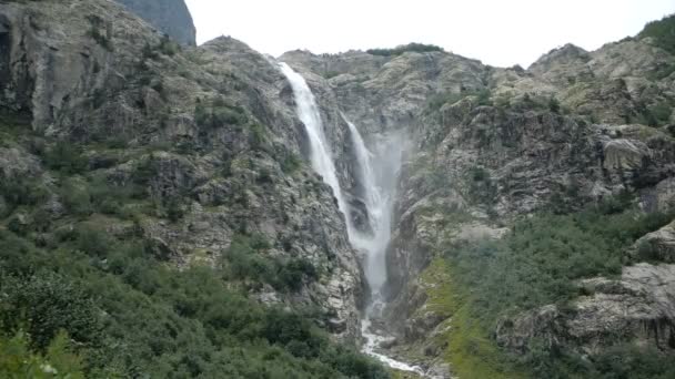 Lofty vattenfall i en fjällbäck som körs i de georgiska bergen på sommaren i slo-mo — Stockvideo
