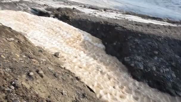 여름에 조지아 산맥에서 물결 모양의 얼음 아크 에서 실행 끓는 스트림 — 비디오