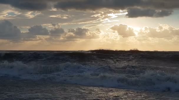 Tempestade litorânea com ondas altas no Mar Negro em um dia escuro em slo-mo — Vídeo de Stock