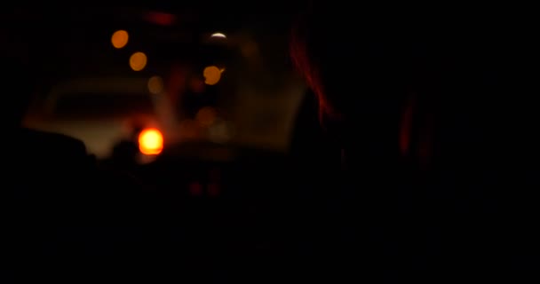 Twee personen zijn in een bewegende auto diep 's nachts in Georgië in de zomer in slo-mo — Stockvideo