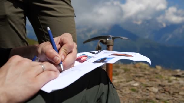 年轻的登山者坐在和写一条消息与照片在格鲁吉亚在slo-mo — 图库视频影像