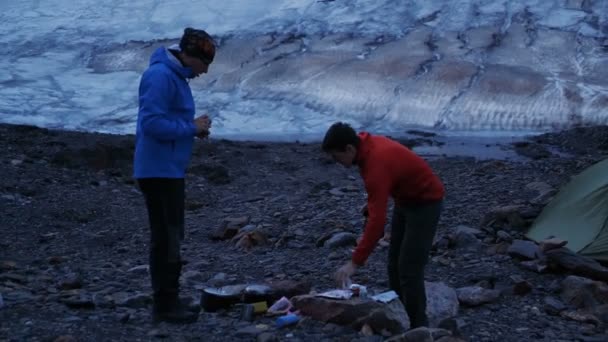 두 젊은 관광객은 슬로 모에서 조지아의 텐트에서 아침 식사를하고있다 — 비디오