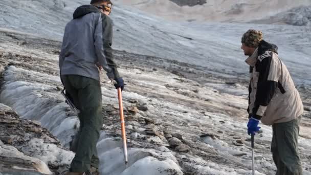 两个年轻的游客交谈和攀登在冰冷的格鲁吉亚山在slo-mo — 图库视频影像