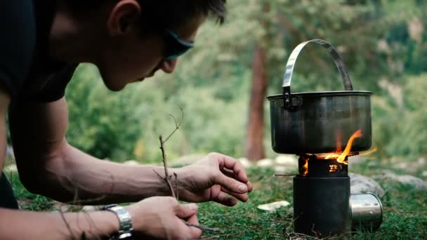 Turist antänds eld i en rund spis med en gryta i Georgien i slo-mo — Stockvideo