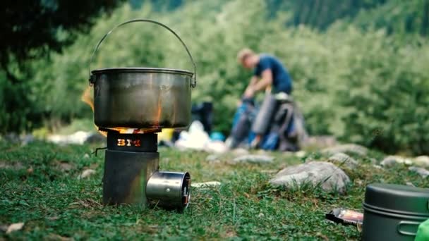Живой огонь над небольшой печью с запеканкой в горах Грузии в сло-мо — стоковое видео