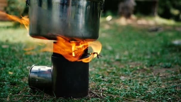 Grote vlam over een kleine oven met een braadpan in de Georgische bergen in slo-mo — Stockvideo