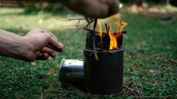スロモでジョージア州のキャセロールを持つ小さなストーブで火を設定する登山者 — ストック動画