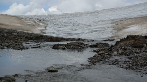 Schmelzender Gebirgsfluss fließt im Sommer in Georgien in Slo-mo — Stockvideo