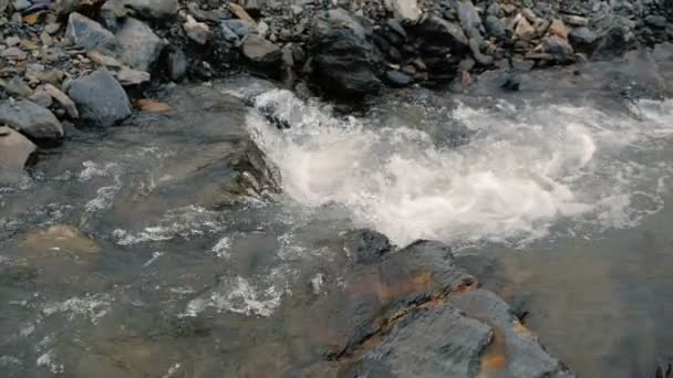 Pittoreska bergsfloden rinner ner i Georgien på sommaren i slo-mo — Stockvideo