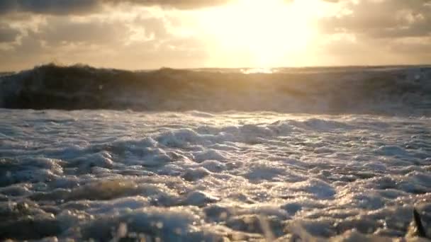 De ruige Zwarte Zee met stormachtige golven bij Magic Sunset in de zomer in slow motion. — Stockvideo