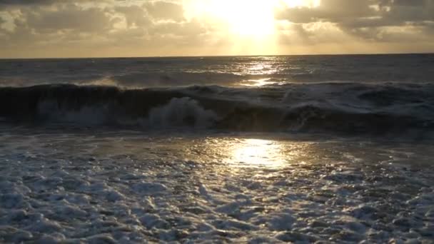 El feroz Mar Negro con olas tormentosas al atardecer oscuro en verano en cámara lenta . — Vídeos de Stock