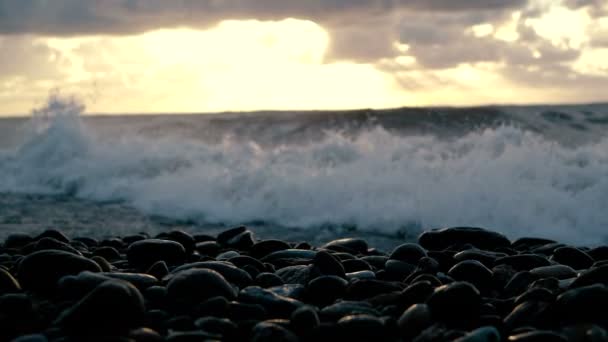A garázda Fekete-tenger viharos hullámok a csodálatos naplemente nyáron slo-Mo.