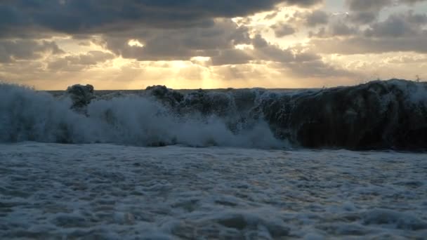A viharos Fekete-tenger hatalmas hullámok erőszakos naplemente nyáron slo-Mo.