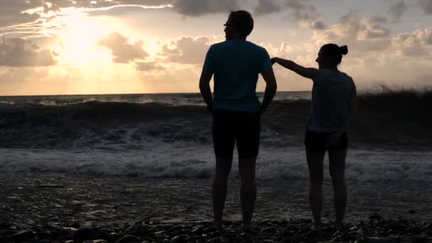 Ευτυχισμένη νεαρή γυναίκα και ο σύζυγός της απολαμβάνοντας την ακτή της Μαύρης Θάλασσας σε αργή-mo — Αρχείο Βίντεο