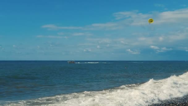 Un paracaidista optimista buceando en un paracaídas redondo en verano en Georgia en slo-mo — Vídeos de Stock