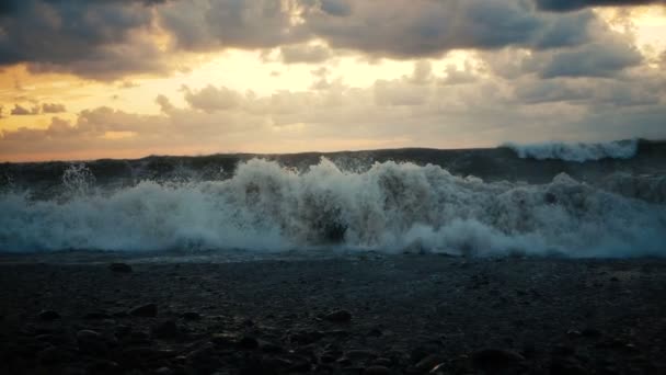 Насильственное побережье с гигантскими волнами и мрачным облачным небом в Грузии в сло-мо — стоковое видео