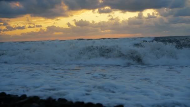 Costa do mar feroz com ondas poderosas e céu escuro nublado na Geórgia em slo-mo — Vídeo de Stock