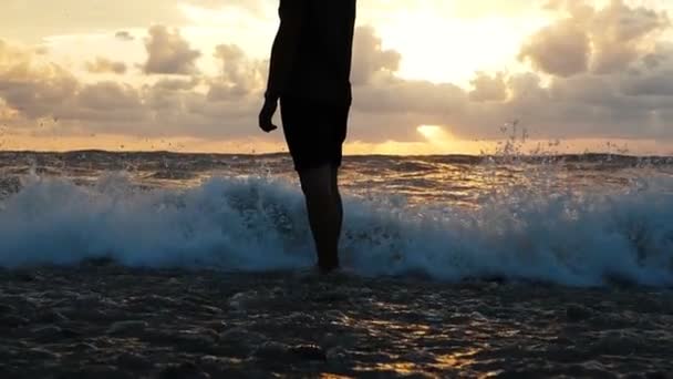 Slo-mo Gürcistan'da yüksek dalgalar ile fırtınalı bir deniz kıyısında duran genç adam — Stok video