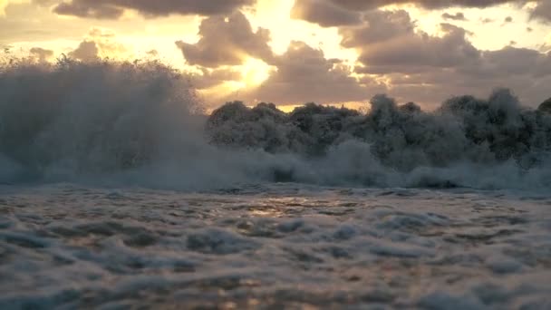 スロモでグルジアの巨大な波と暗い曇りの空と荒れ狂う海の海岸 — ストック動画