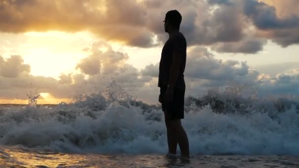 Романтик наслаждается жизнью на бурном берегу моря в Джорджии в сло-мо — стоковое видео