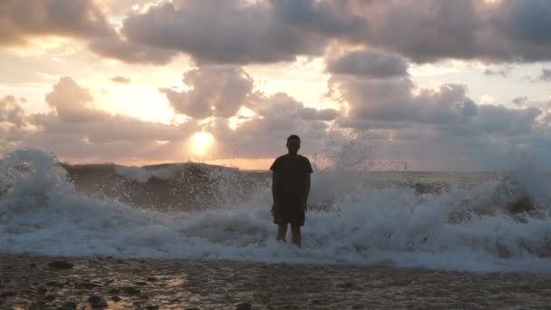 Hombre feliz de pie y sonriendo en la costa tormentosa en Georgia en slo-mo — Vídeos de Stock