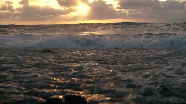 Costa do mar tempestuoso com ondas salpicantes e escuro pôr do sol nublado na Geórgia em slo-mo — Vídeo de Stock