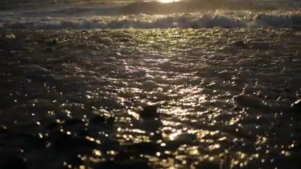 Increíble puesta de sol y agua en el océano . — Vídeos de Stock