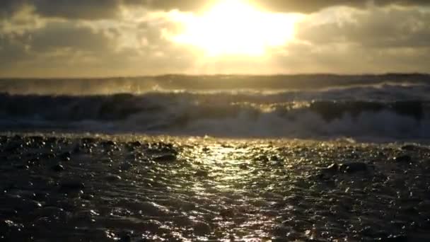 Oregerlig havsstrand med käck vågor och Jack stenig i Georgien i slo-mo — Stockvideo