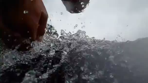 Mladý muž promýval si tvář horským vodopádem v horách — Stock video