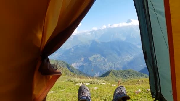 Jeunes pieds masculins en baskets bleues jouant dans une tente et la tête de sa fread . — Video