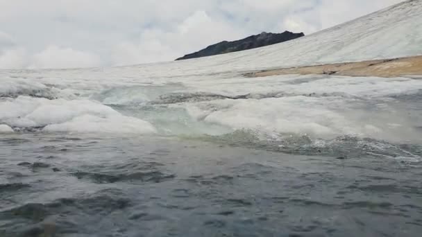 Kamera zeichnet Gletscherwasser auf - Unterwasser 4k. — Stockvideo