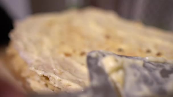 Spatola spalma crema sulla cima di una torta napoleonica . — Video Stock