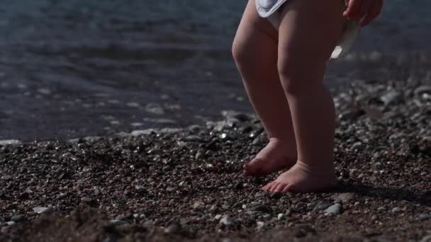 A lábak egy kisfiú közelről, ami áll a strandon, lassított — Stock videók