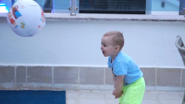 Kleine schattige jongen verslaat een opblaasbare bal als een volleybal speler in slow motion — Stockvideo