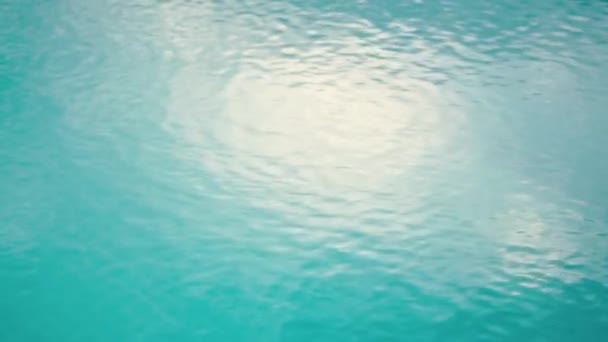 O sol reflete na superfície da água da piscina em câmera lenta — Vídeo de Stock