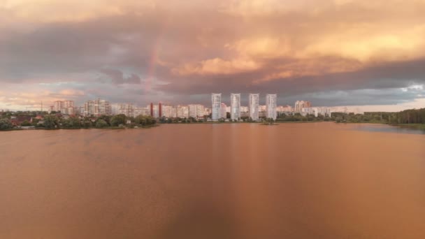Hermoso paisaje urbano de Kiev con aguas de color rosa oscuro, nubes anaranjadas, cuatro rascacielos — Vídeo de stock