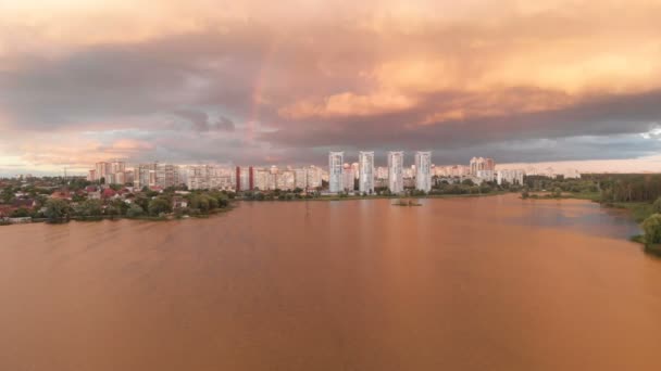 Cidade pitoresca de Kiev com águas rosadas escuras, nuvens laranja, quatro arranha-céus — Vídeo de Stock