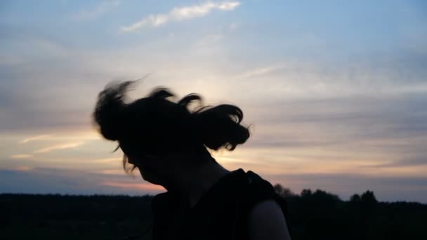 Fiatal srác mozgatja a fejét az oldalán, haj repül a szél lassított — Stock videók