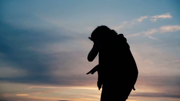 Guy Dancing Krumpe på bakgrunden av färgglada himmel på kvällen, slow motion — Stockvideo