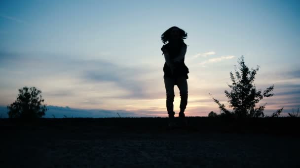 An active guy with long hair dancing krump in the evening, slow motion — Stock Video