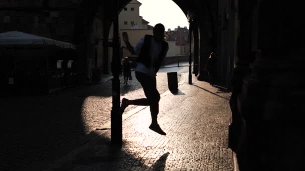 4k - O cara dançando dança de rua perto do arco do prédio, câmera lenta — Vídeo de Stock