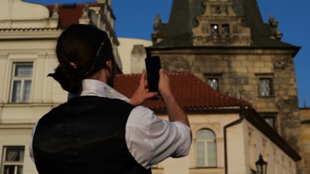 4k-de man Foto's op de telefoon de oude kathedraal, Slow Motion — Stockvideo