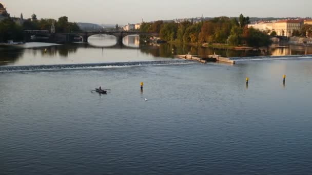 4k - Hermosa vista del puente sobre el río en Praga, cámara lenta — Vídeo de stock
