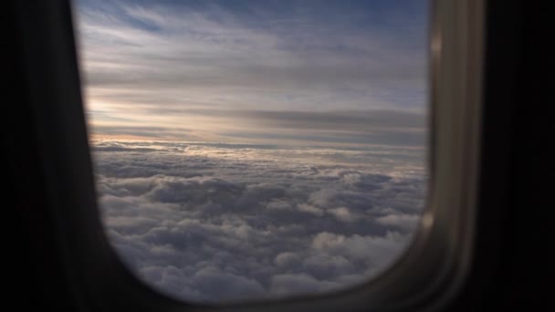 Widok na poranny niebo, chmury przez okno samolotu, powolny ruch — Wideo stockowe