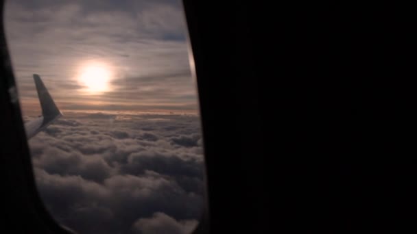 Incredibile vista nuvolosa e l'ala dell'aereo attraverso l'oblò al rallentatore — Video Stock