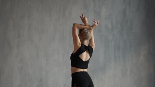 Gudomlig blond flicka stående och dansa som en svan i en stor Studio i slo-mo — Stockvideo